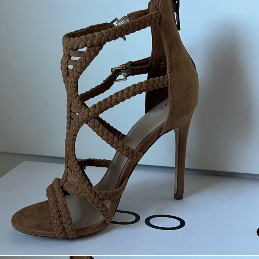 Heels - Picture 2 of 3